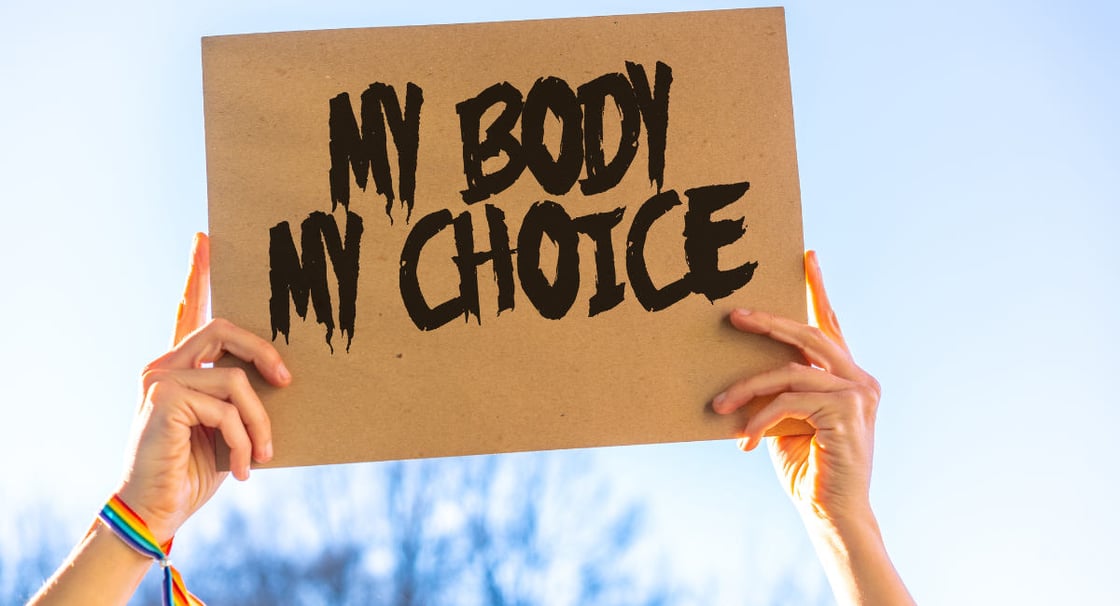 GettyImages-1395305129-my-body-my-choice-sign