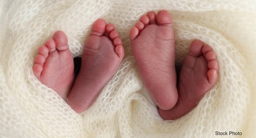 GettyImages-1783998710-baby-feet-twins