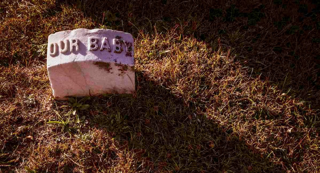 GettyImages-478288358-baby-grave-cemetery