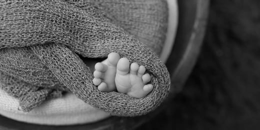 baby-toes-feet-green-bw-700x350